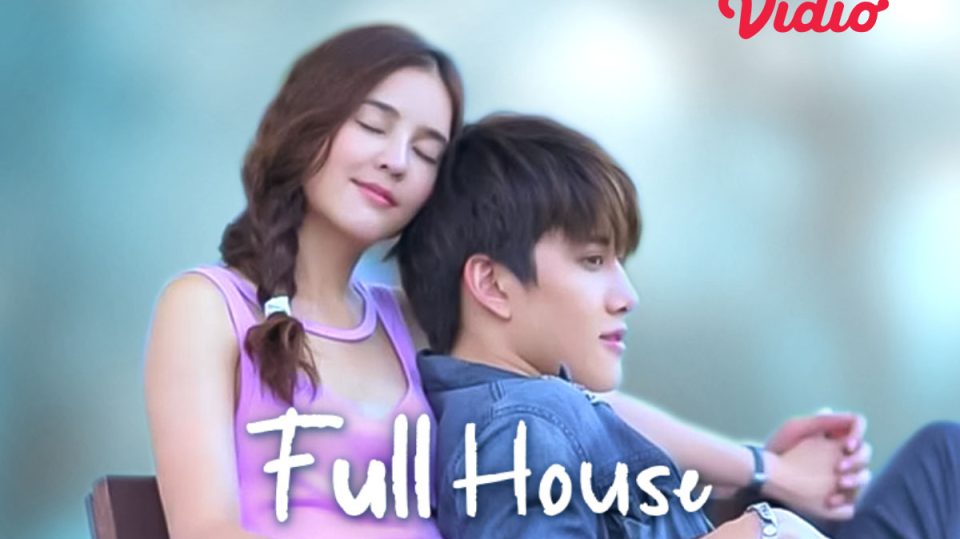 Baca sinopsis lengkap Full House Thailand (2014). Kisah Aom & Mike yang nikah kontrak, nonton di Vidio.