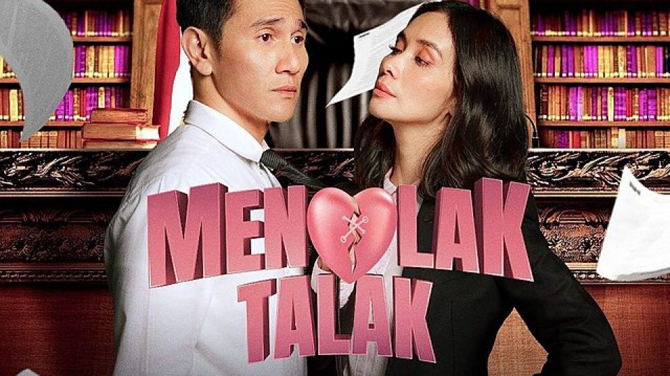 Tabiatdagi nudistlar oilasining fotosurati